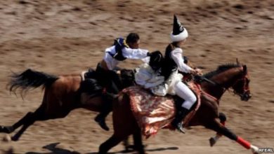 Photo of Нурсултан, пытаясь ехать на двух лошадях, кое-что себе надорвал