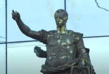Photo of В Петербурге обстреляли статую римского императора, похожего на Путина